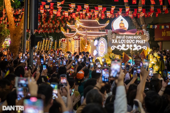 Thousands join procession of Buddha’s relics in Hanoi - 1 Thousands join procession of Buddha’s relics in Hanoi - 1