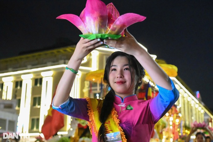 Thousands join procession of Buddha’s relics in Hanoi - 7 Thousands join procession of Buddha’s relics in Hanoi - 7