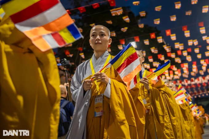 Thousands join procession of Buddha’s relics in Hanoi - 2 Thousands join procession of Buddha’s relics in Hanoi - 2