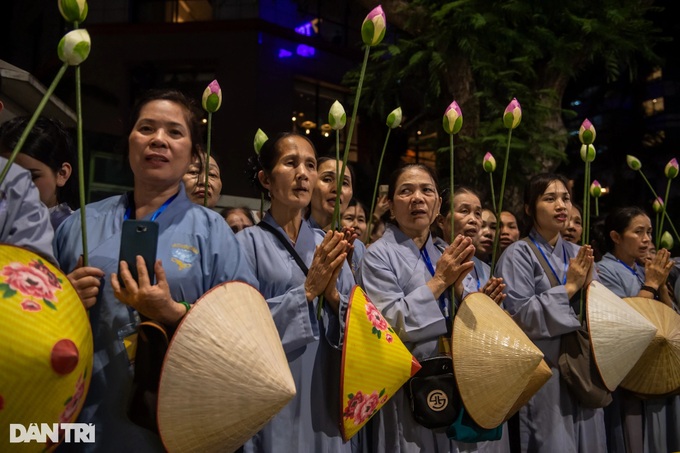Thousands join procession of Buddha’s relics in Hanoi - 4 Thousands join procession of Buddha’s relics in Hanoi - 4
