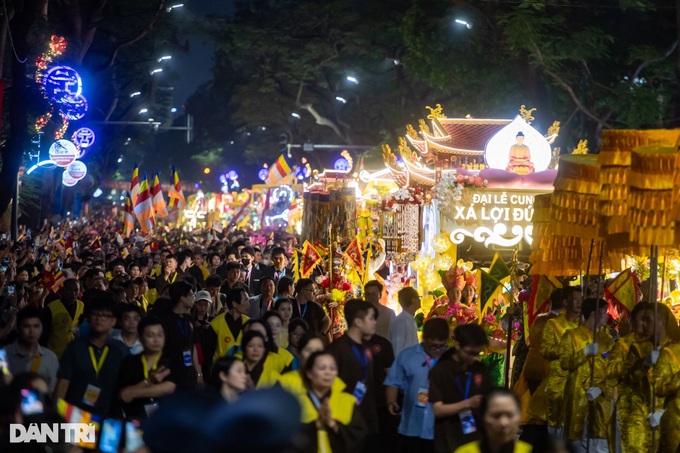 Thousands join procession of Buddha’s relics in Hanoi - 5 Thousands join procession of Buddha’s relics in Hanoi - 5