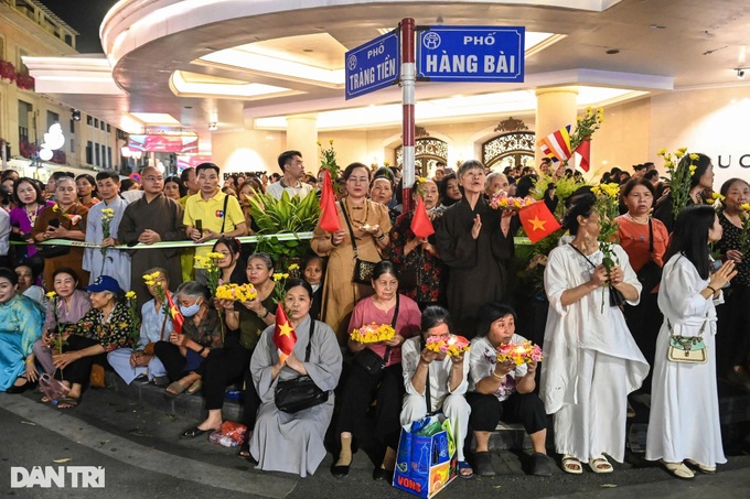 Thousands join procession of Buddha’s relics in Hanoi - 8 Thousands join procession of Buddha’s relics in Hanoi - 8