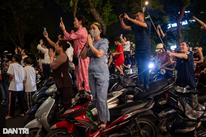 Thousands join procession of Buddha’s relics in Hanoi - 9 Thousands join procession of Buddha’s relics in Hanoi - 9