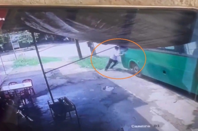 Man killed while trying to stop moving bus - 1 Man killed while trying to stop moving bus - 1