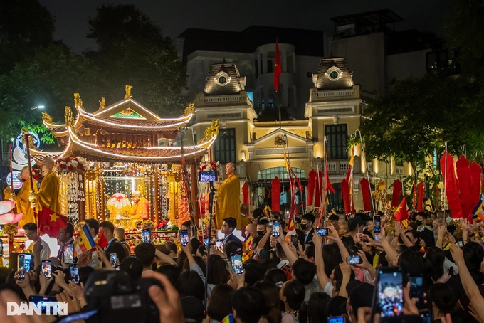 Thousands join procession of Buddha’s relics in Hanoi - 13 Thousands join procession of Buddha’s relics in Hanoi - 13