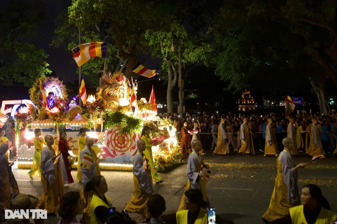 Thousands join procession of Buddha’s relics in Hanoi - 10 Thousands join procession of Buddha’s relics in Hanoi - 10