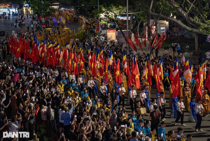 Thousands join procession of Buddha’s relics in Hanoi - 12 Thousands join procession of Buddha’s relics in Hanoi - 12