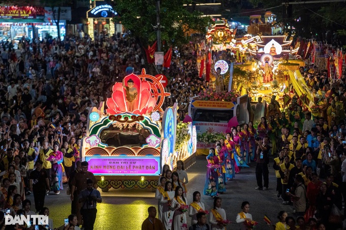 Thousands join procession of Buddha’s relics in Hanoi - 11 Thousands join procession of Buddha’s relics in Hanoi - 11