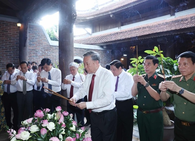 Party General Secretary offers incense in tribute to President Ho Chi Minh - 1 Party General Secretary offers incense in tribute to President Ho Chi Minh - 1