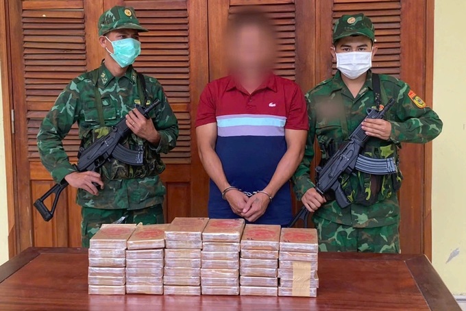 Vietnamese man arrested for smuggling over 14kg of heroin from Laos - 1 Vietnamese man arrested for smuggling over 14kg of heroin from Laos - 1