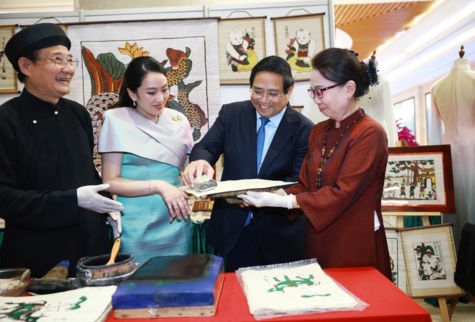 Vietnamese, Thai Prime Ministers contemplate handicraft products - 1 Vietnamese, Thai Prime Ministers contemplate handicraft products - 1