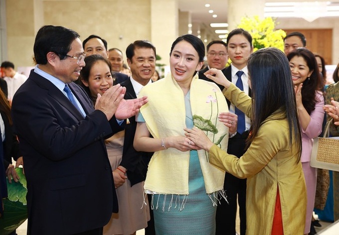 Vietnamese, Thai Prime Ministers contemplate handicraft products - 2 Vietnamese, Thai Prime Ministers contemplate handicraft products - 2