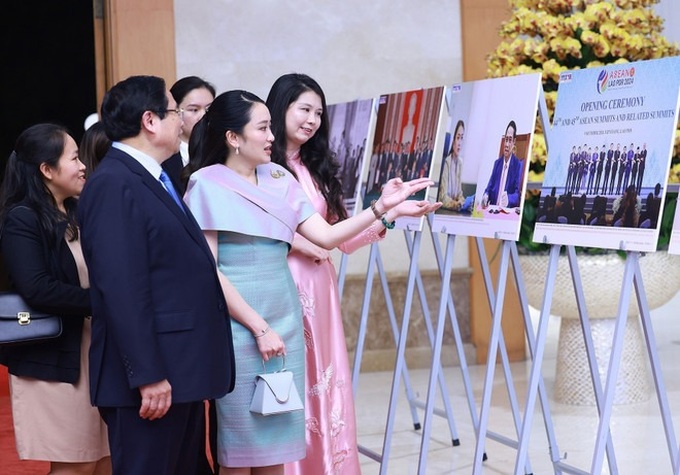Vietnamese, Thai Prime Ministers contemplate handicraft products - 3 Vietnamese, Thai Prime Ministers contemplate handicraft products - 3