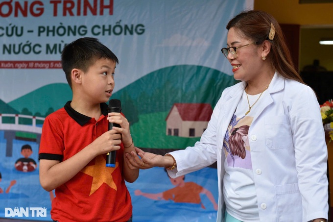 First aid and drowning prevention workshop held for 400 students in Yen Bai - 5 First aid and drowning prevention workshop held for 400 students in Yen Bai - 5