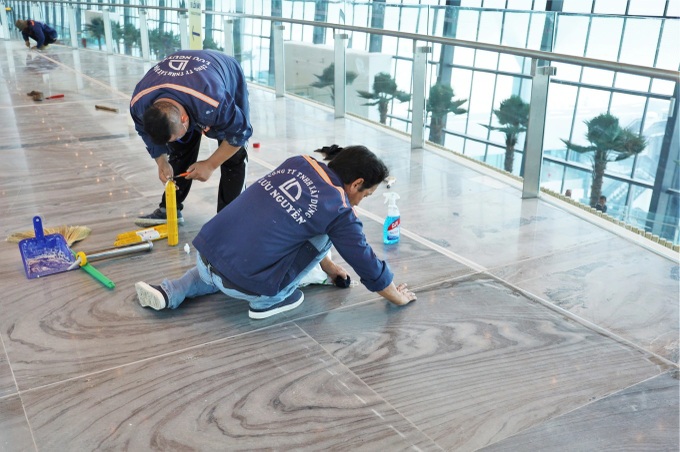 Tan Son Nhat Airport's Terminal 3 contractor pledges to fix floors - 1 Tan Son Nhat Airport's Terminal 3 contractor pledges to fix floors - 1