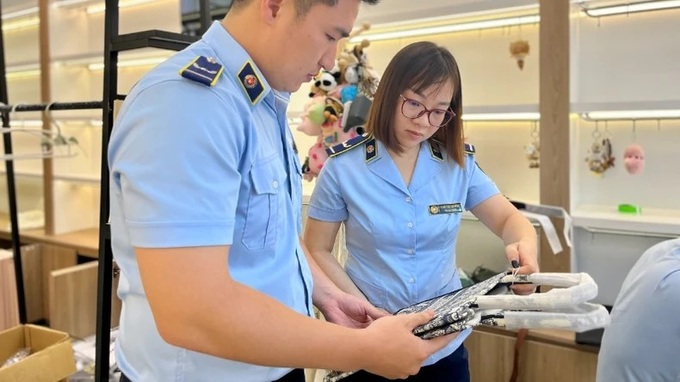 Fake luxury goods sold at fashion stores in central Danang - 2 Fake luxury goods sold at fashion stores in central Danang - 2
