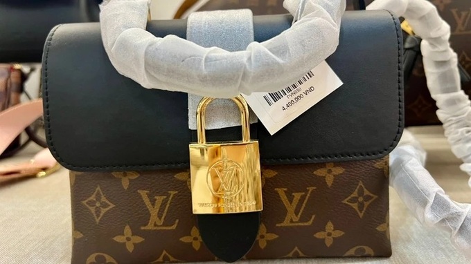 Fake luxury goods sold at fashion stores in central Danang - 3 Fake luxury goods sold at fashion stores in central Danang - 3