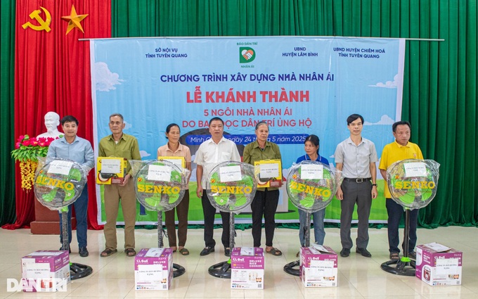 Dantri inaugurates five houses for disadvantaged families in Tuyen Quang - 7 Dantri inaugurates five houses for disadvantaged families in Tuyen Quang - 7