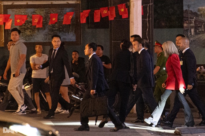 French President strolls Hanoi’s Old Quarter, visits Ngoc Son Temple - 9 French President strolls Hanoi’s Old Quarter, visits Ngoc Son Temple - 9