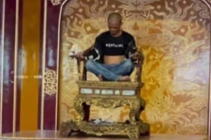 Nguyen Dynasty imperial throne vandalised - 2