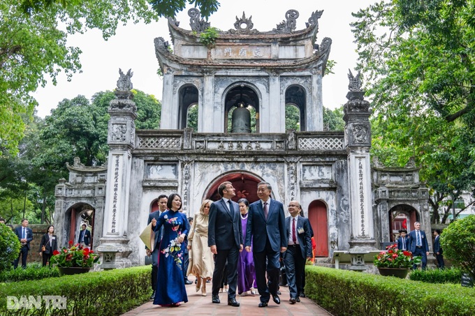 Party chief and French president visit Hanoi's Temple of Literature - 1