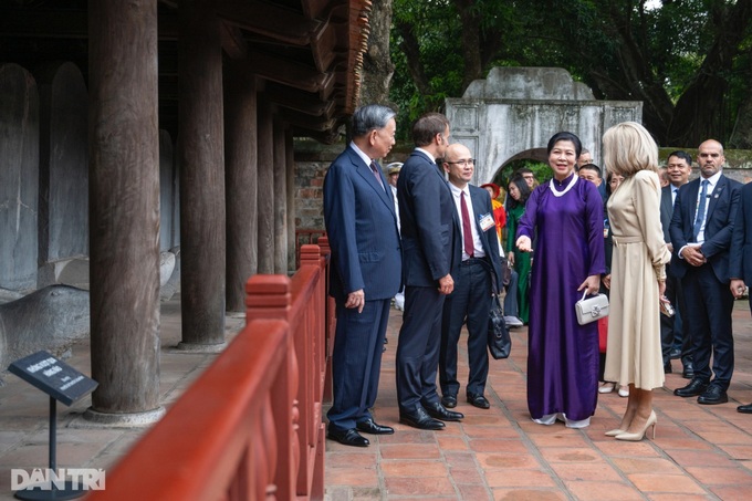 Party chief and French president visit Hanoi's Temple of Literature - 3