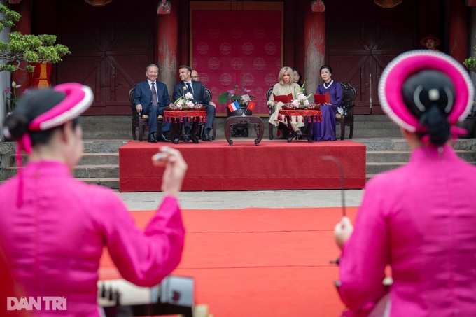 Party chief and French president visit Hanoi's Temple of Literature - 6