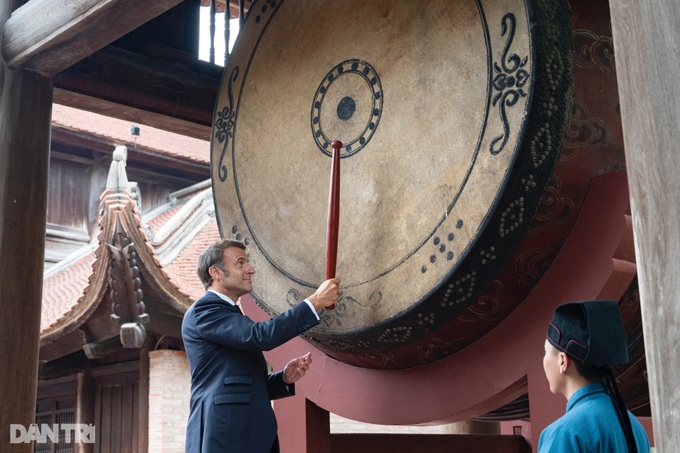 Party chief and French president visit Hanoi's Temple of Literature - 8