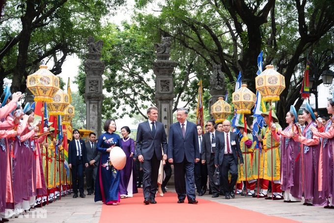 Party chief and French president visit Hanoi's Temple of Literature - 2