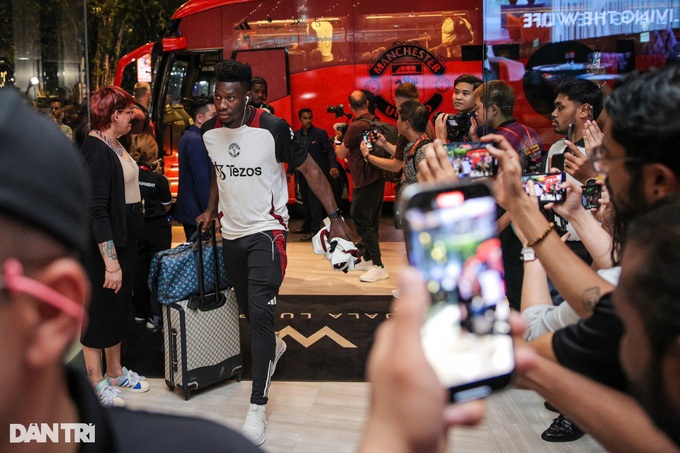 Hundreds of fans welcome Manchester United to Malaysia ahead of friendly - 1