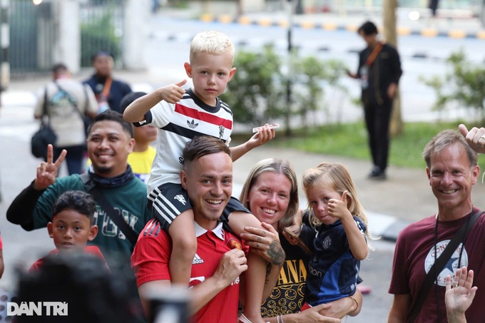 Hundreds of fans welcome Manchester United to Malaysia ahead of friendly - 10