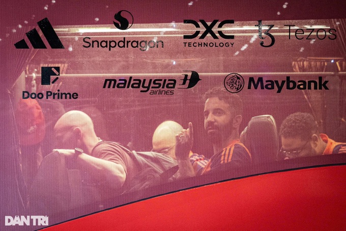 Hundreds of fans welcome Manchester United to Malaysia ahead of friendly - 2
