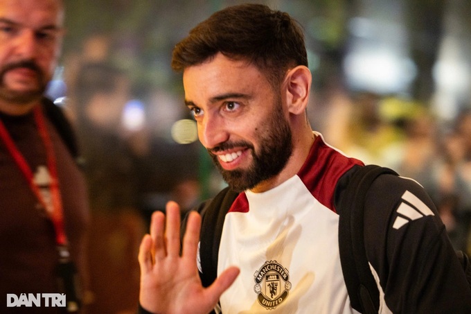 Hundreds of fans welcome Manchester United to Malaysia ahead of friendly - 4