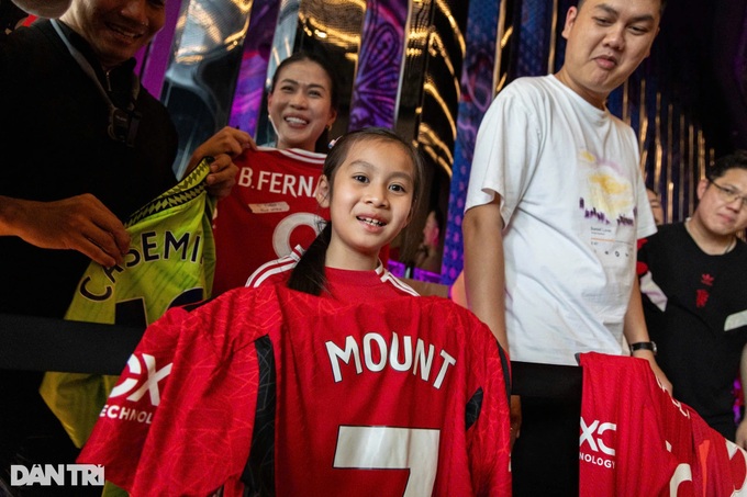 Hundreds of fans welcome Manchester United to Malaysia ahead of friendly - 6