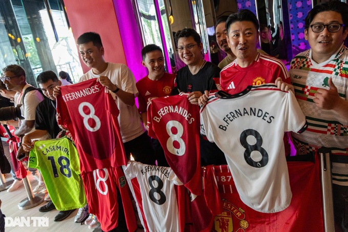 Hundreds of fans welcome Manchester United to Malaysia ahead of friendly - 7