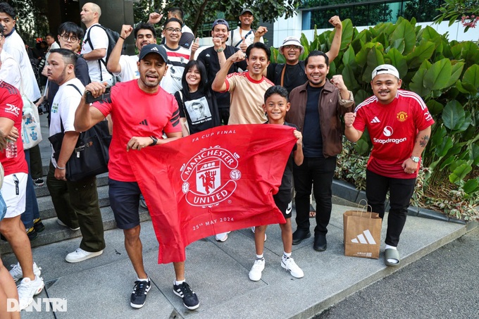 Hundreds of fans welcome Manchester United to Malaysia ahead of friendly - 8