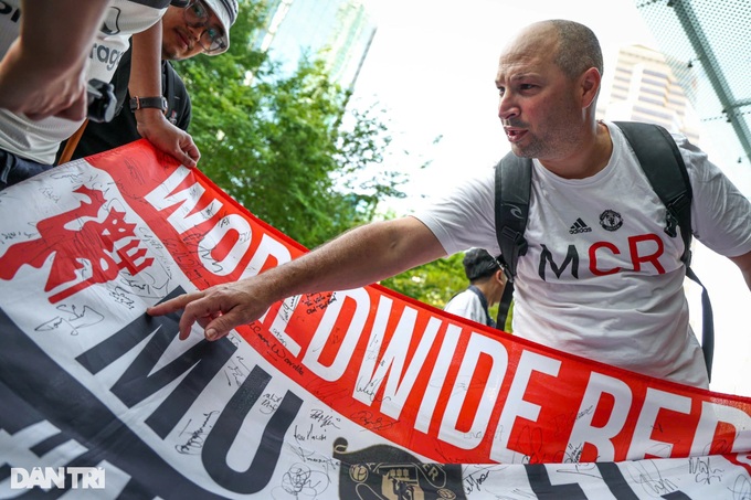 Hundreds of fans welcome Manchester United to Malaysia ahead of friendly - 9