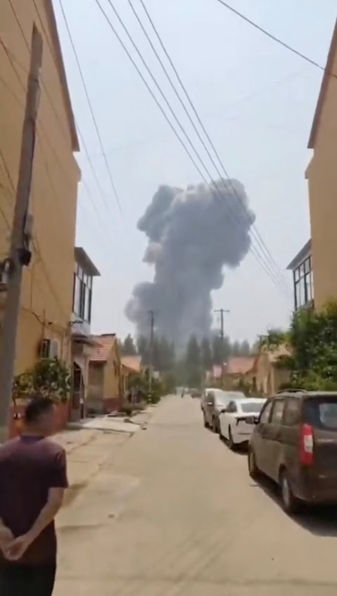 Huge explosion at China chemical plant kills five - 1