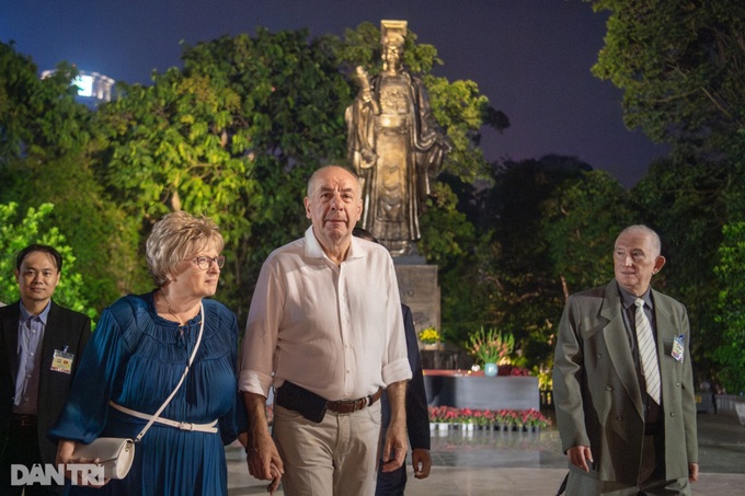 Hungarian President strolls around Hoan Kiem Lake in Hanoi - 3 Hungarian President strolls around Hoan Kiem Lake in Hanoi - 3