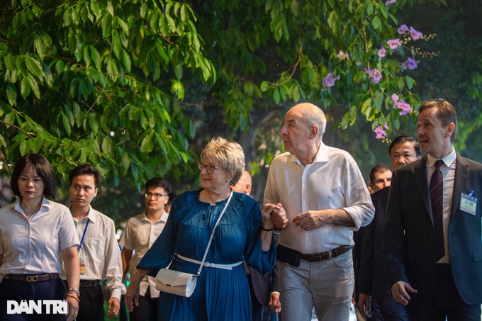 Hungarian President strolls around Hoan Kiem Lake in Hanoi - 1 Hungarian President strolls around Hoan Kiem Lake in Hanoi - 1