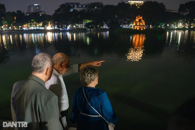 Hungarian President strolls around Hoan Kiem Lake in Hanoi - 4 Hungarian President strolls around Hoan Kiem Lake in Hanoi - 4