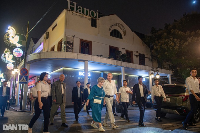 Hungarian President strolls around Hoan Kiem Lake in Hanoi - 7 Hungarian President strolls around Hoan Kiem Lake in Hanoi - 7