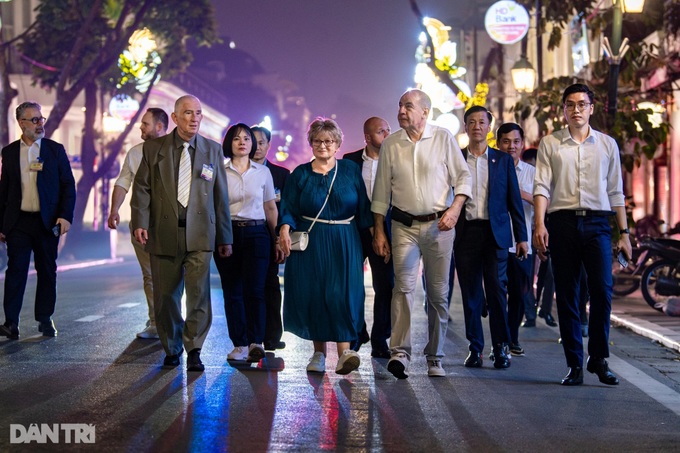 Hungarian President strolls around Hoan Kiem Lake in Hanoi - 9 Hungarian President strolls around Hoan Kiem Lake in Hanoi - 9