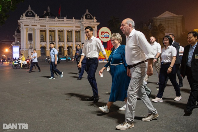 Hungarian President strolls around Hoan Kiem Lake in Hanoi - 8 Hungarian President strolls around Hoan Kiem Lake in Hanoi - 8