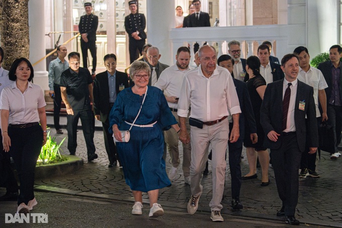 Hungarian President strolls around Hoan Kiem Lake in Hanoi - 2 Hungarian President strolls around Hoan Kiem Lake in Hanoi - 2
