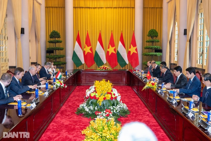 Hungarian president welcomed to Vietnam - 7 Hungarian president welcomed to Vietnam - 7