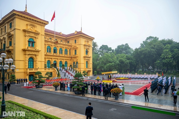 Hungarian president welcomed to Vietnam - 1 Hungarian president welcomed to Vietnam - 1