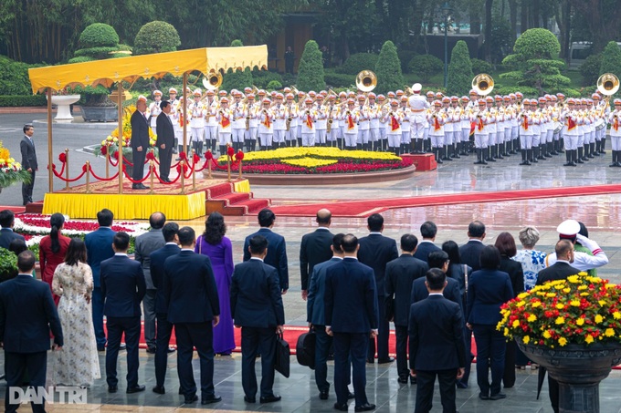Hungarian president welcomed to Vietnam - 2 Hungarian president welcomed to Vietnam - 2