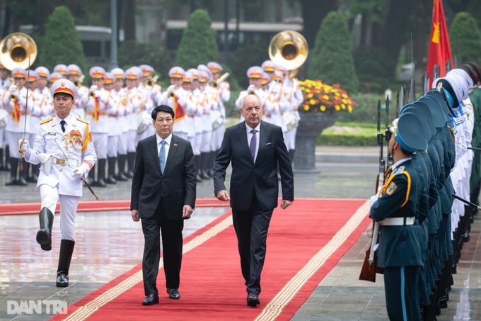 Hungarian president welcomed to Vietnam - 4 Hungarian president welcomed to Vietnam - 4