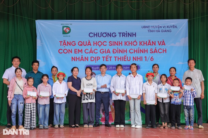 Dantri grants scholarships to disadvantaged students in Ha Giang - 1 Dantri grants scholarships to disadvantaged students in Ha Giang - 1